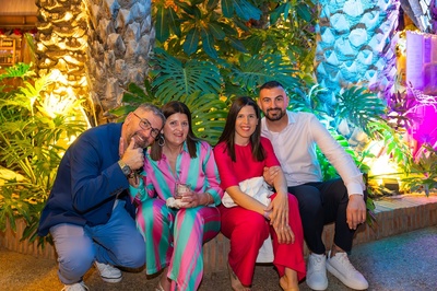un grupo de personas posando para una foto con un hombre dando un pulgar hacia arriba - 