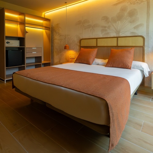 una habitación de hotel con una cama y una mesita de noche