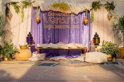 una habitación decorada para una fiesta de verano en el hotel huerto del cura - 