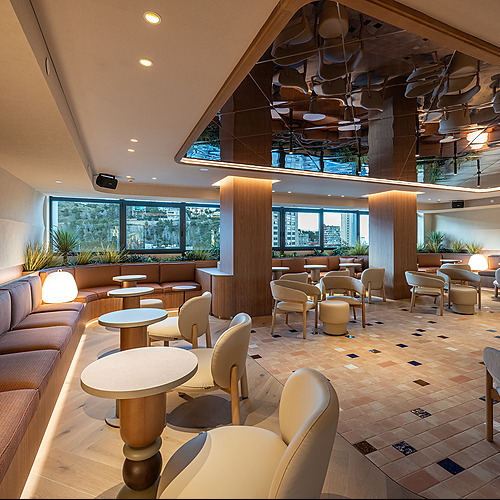 Lounge para eventos con sofás curvos y mesas auxiliares. Port Hotels: Corporativa
