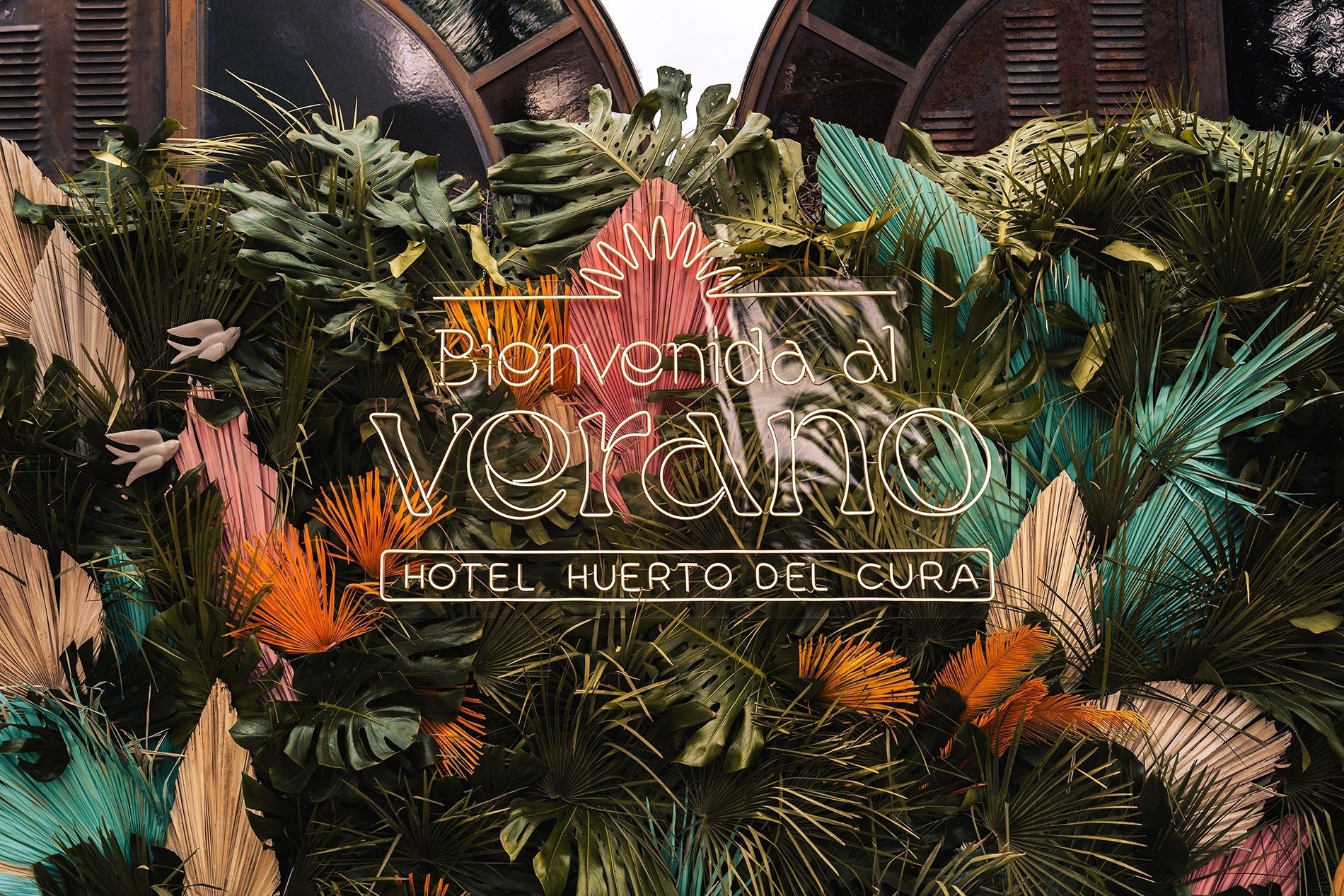 a sign that says bienvenido al verano hotel huerto del cura