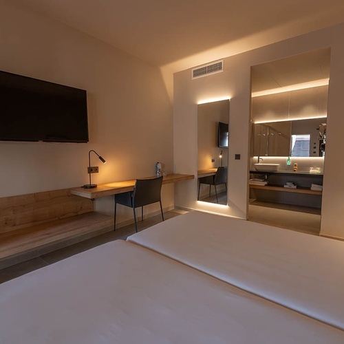 una habitación con una cama , escritorio y televisión