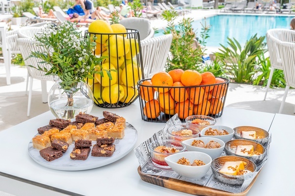 una sala de conferencias con mesas y sillas y una pantalla que dice port hotels