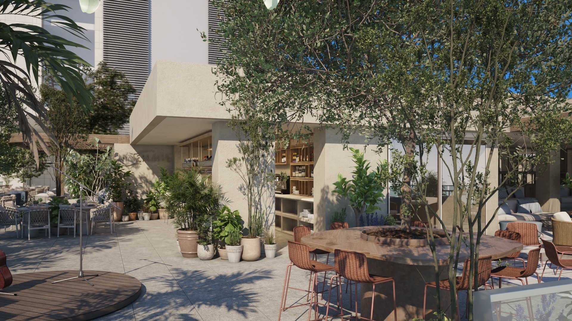 un patio con una mesa y sillas rodeado de plantas