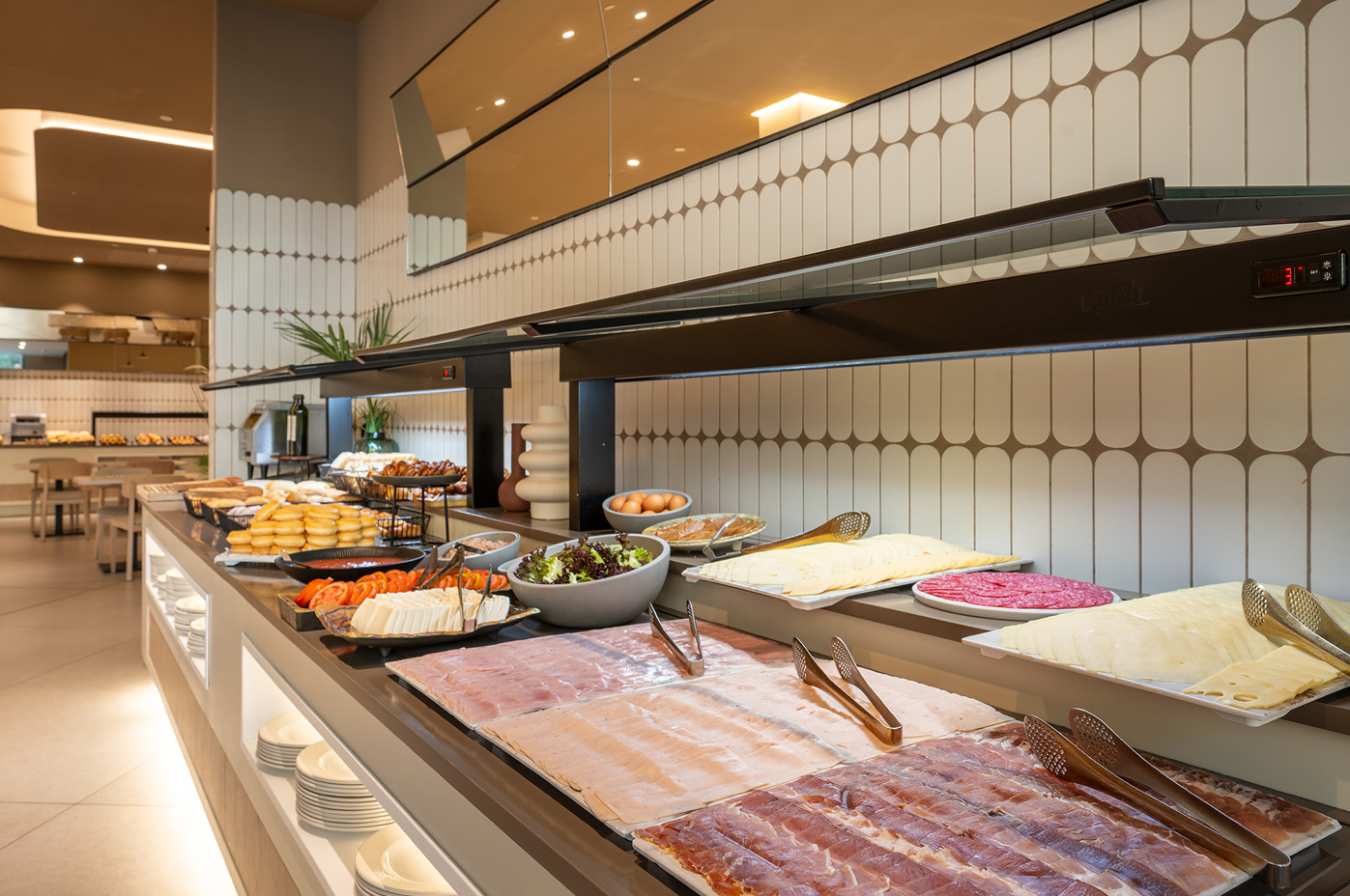 un buffet de comida en un restaurante con una pantalla que muestra la temperatura