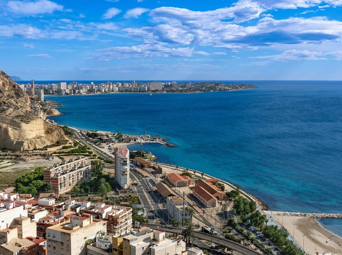 Hôtel de luxe à Alicante, vue sur mer et port. Idéal pour séjour d'affaires.