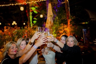 un grupo de mujeres brindan con copas de vino - 