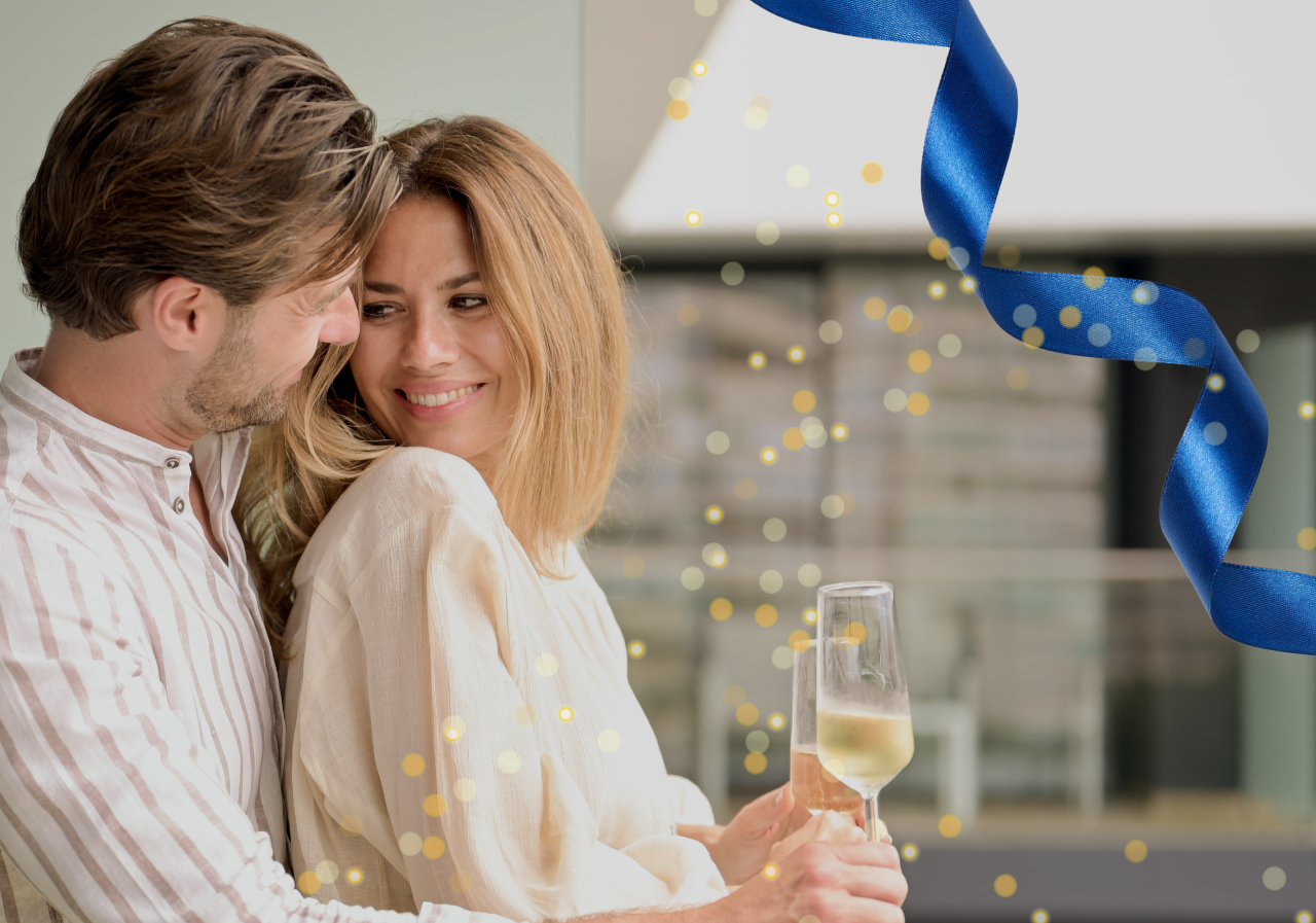 una gran piscina rodeada de palmeras en un hotel