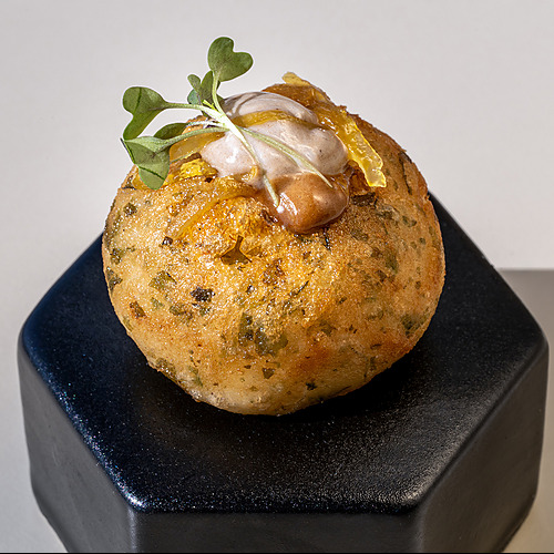 Port Hotels: Corporativa gourmet: aperitivo con microgreens y aderezo sobre base negra.