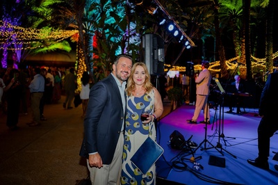 un hombre y una mujer posan para una foto en una fiesta - 