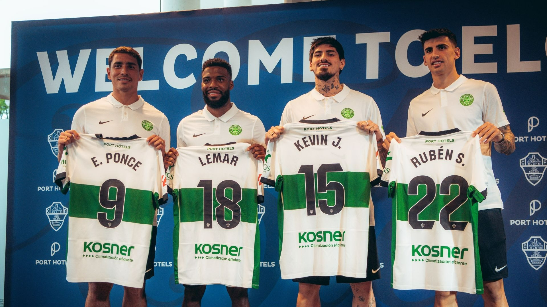 Jugadores de fútbol presentan camisetas con Port Hotels: Corporativa, patrocinador del club.