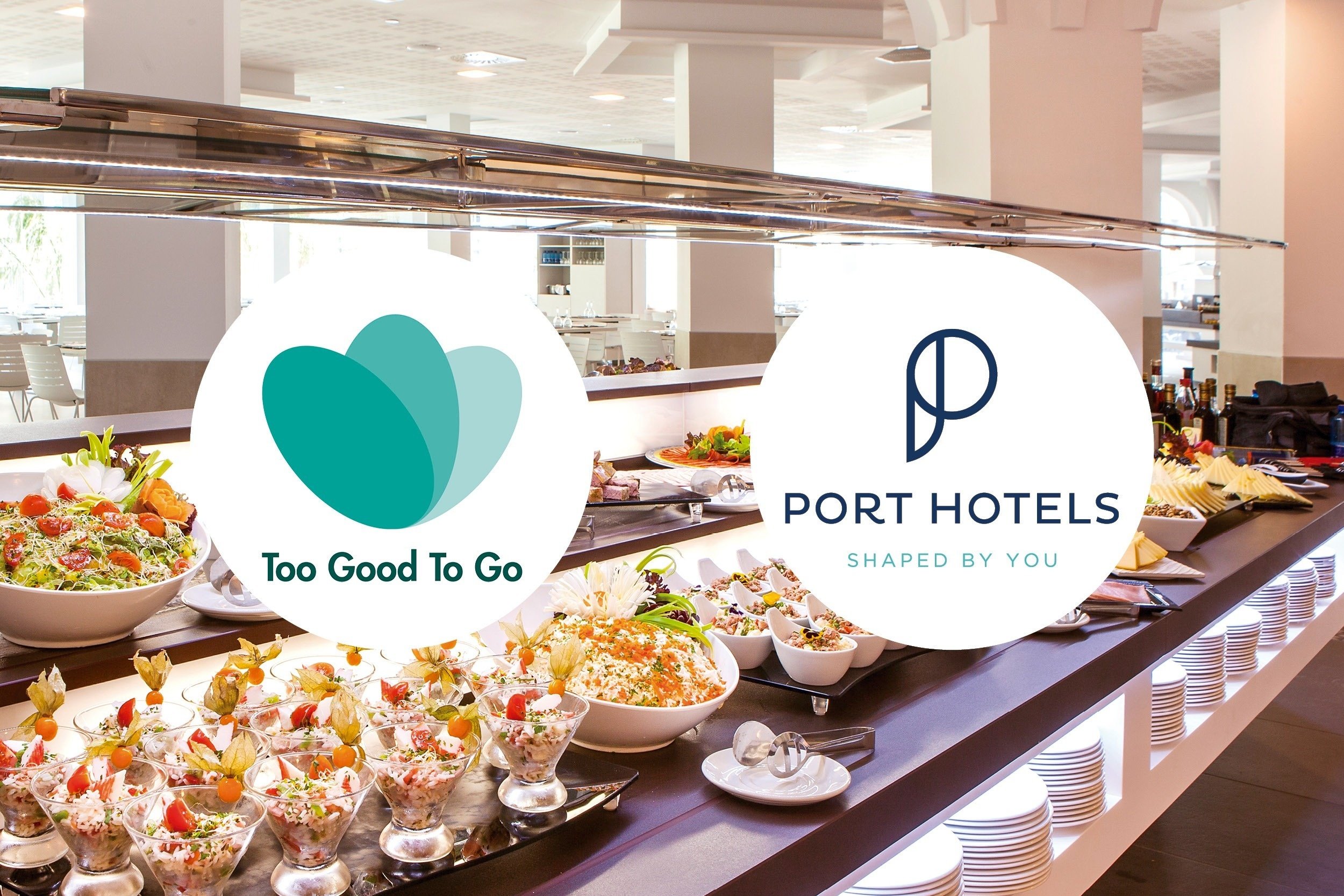 un buffet con platos de comida y el logotipo de los hoteles portuarios