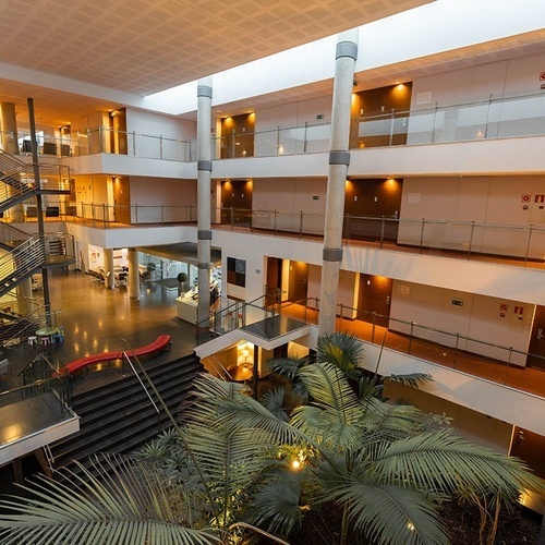 un gran edificio con muchas escaleras y plantas