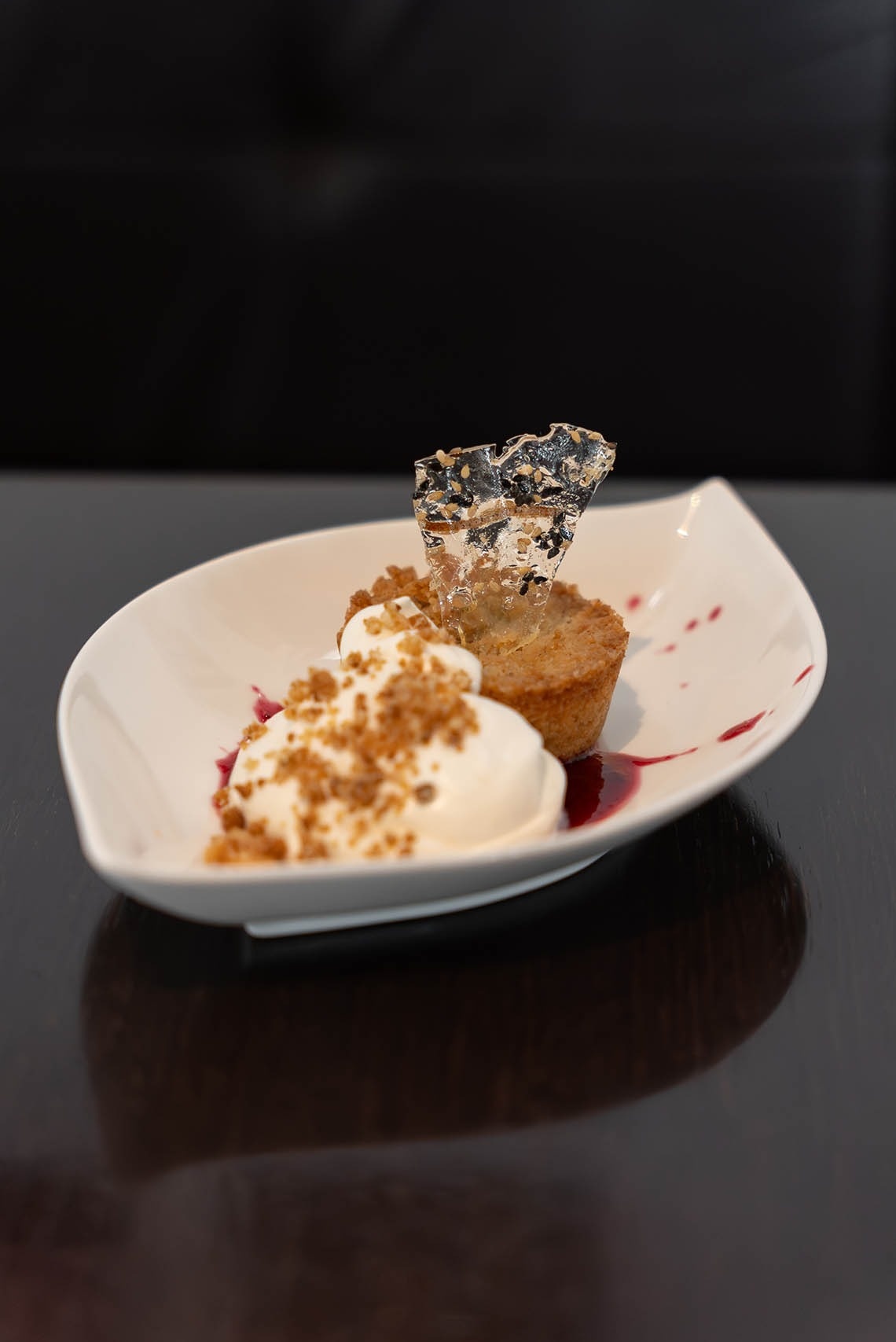 un plato blanco con un pastel y helado encima