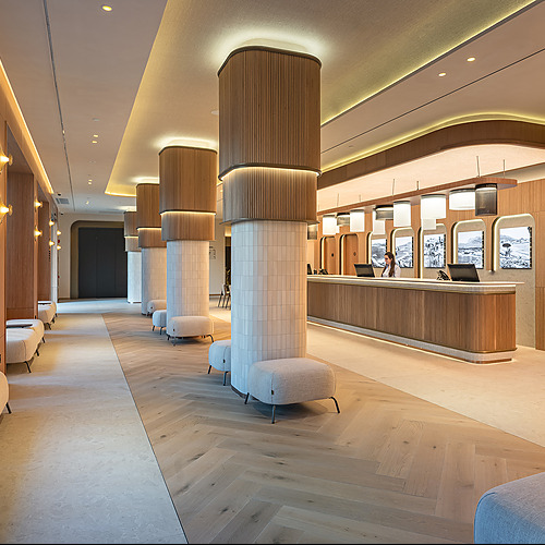 Recepción moderna de hotel con áreas de espera y mostrador de Port Hotels: Corporativa.