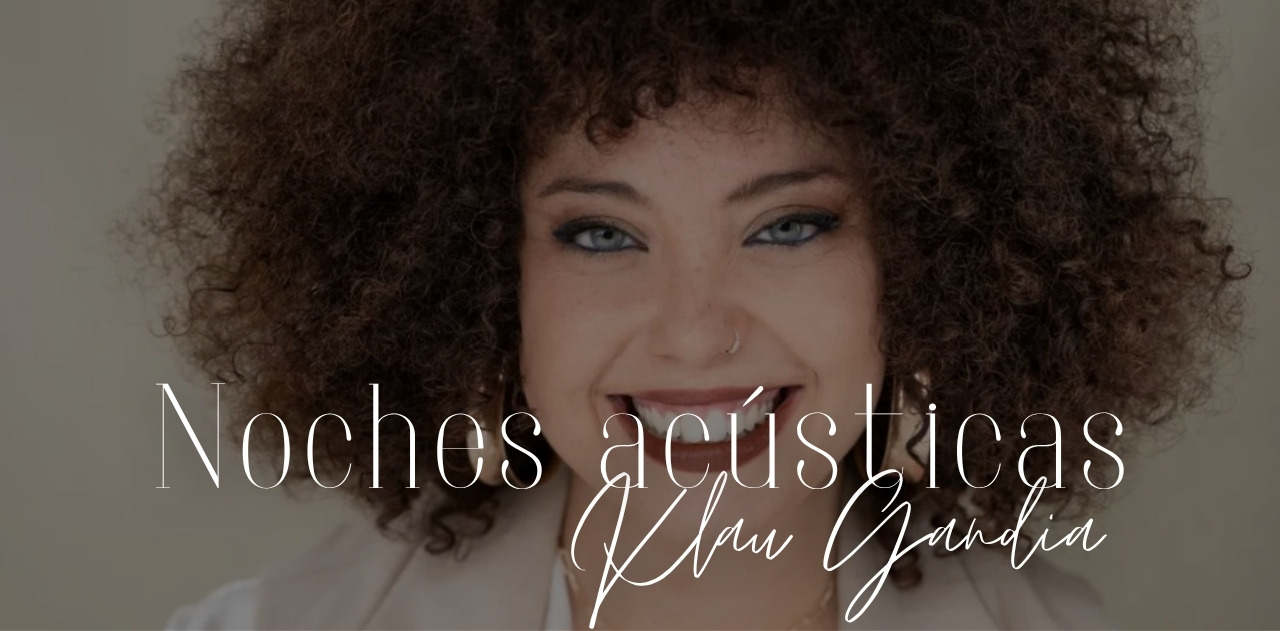 Mulher com cabelo crespo sorri para a câmera, com a frase "Noches acústicas" e "Klan Gandia" escrita em texto branco sobre a imagem. Port Hotels: Corporativa