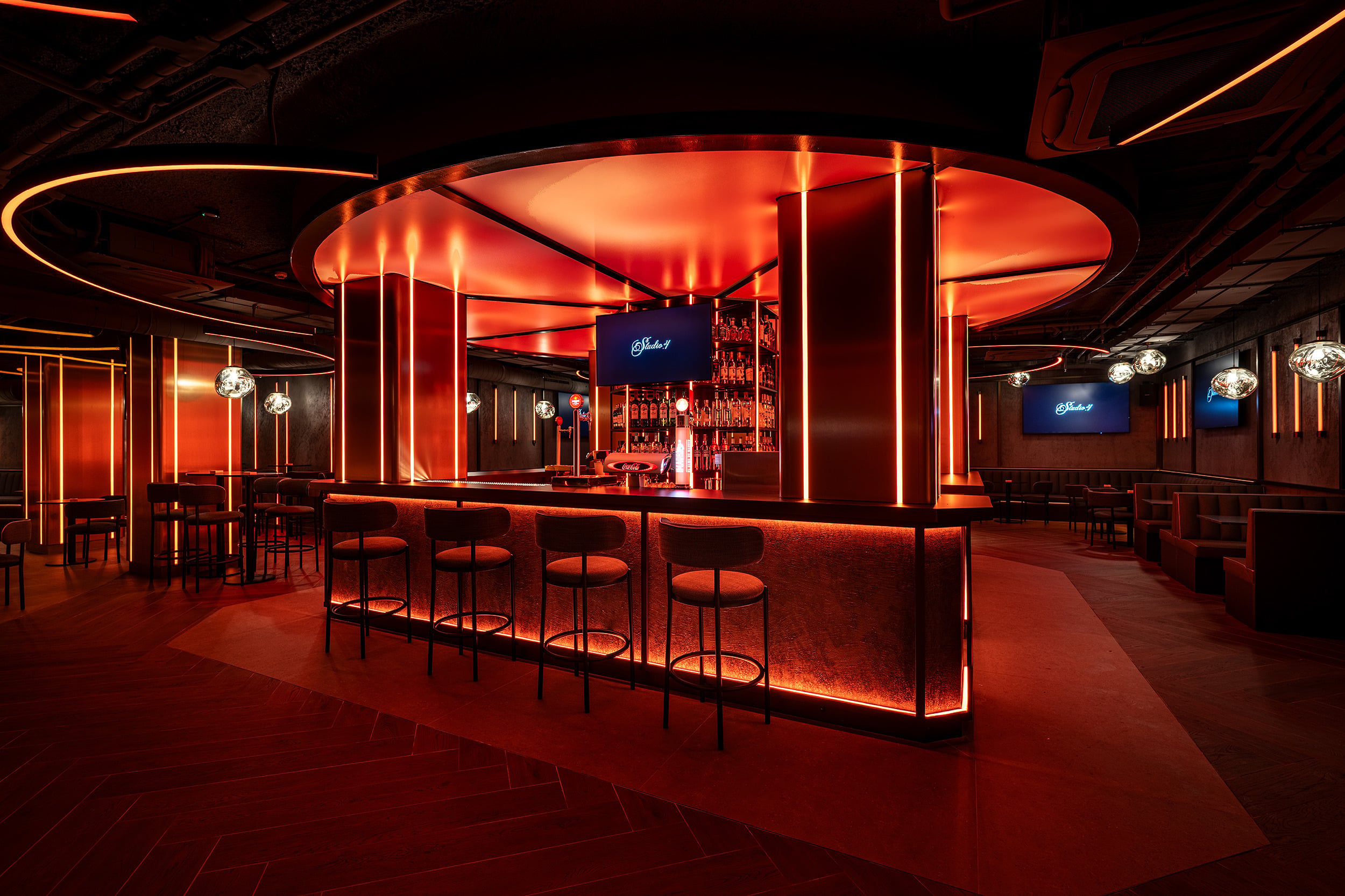 Bar moderno con luces de neón y asientos, ideal para eventos Port Hotels: Corporativa.