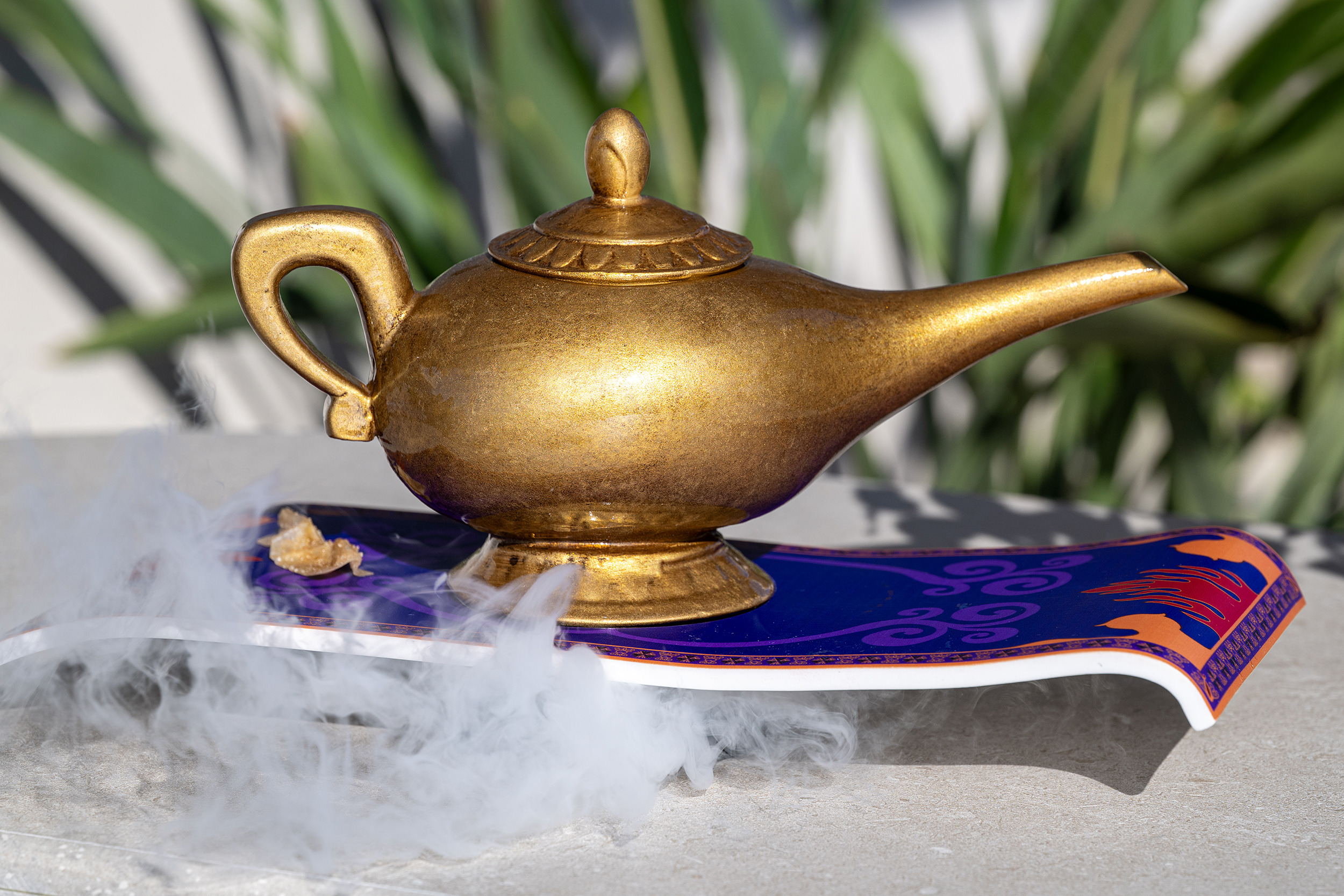 Lámpara de Aladino dorada y alfombra mágica de estilo oriental, ideal para una experiencia Port Hotels: Corporativa temática.