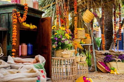 un armario de madera está decorado con flores y frutas - 