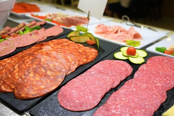 Buffet de charcuterie Port Hotels: Corporativa. Variété de salamis et de charcuteries.