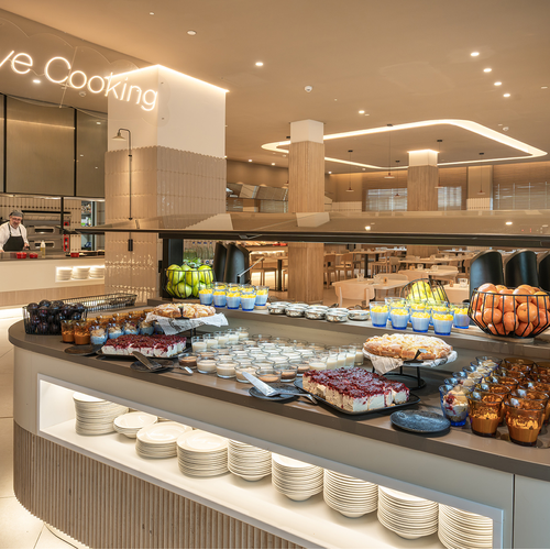 un buffet en un restaurante con la palabra live cooking encima