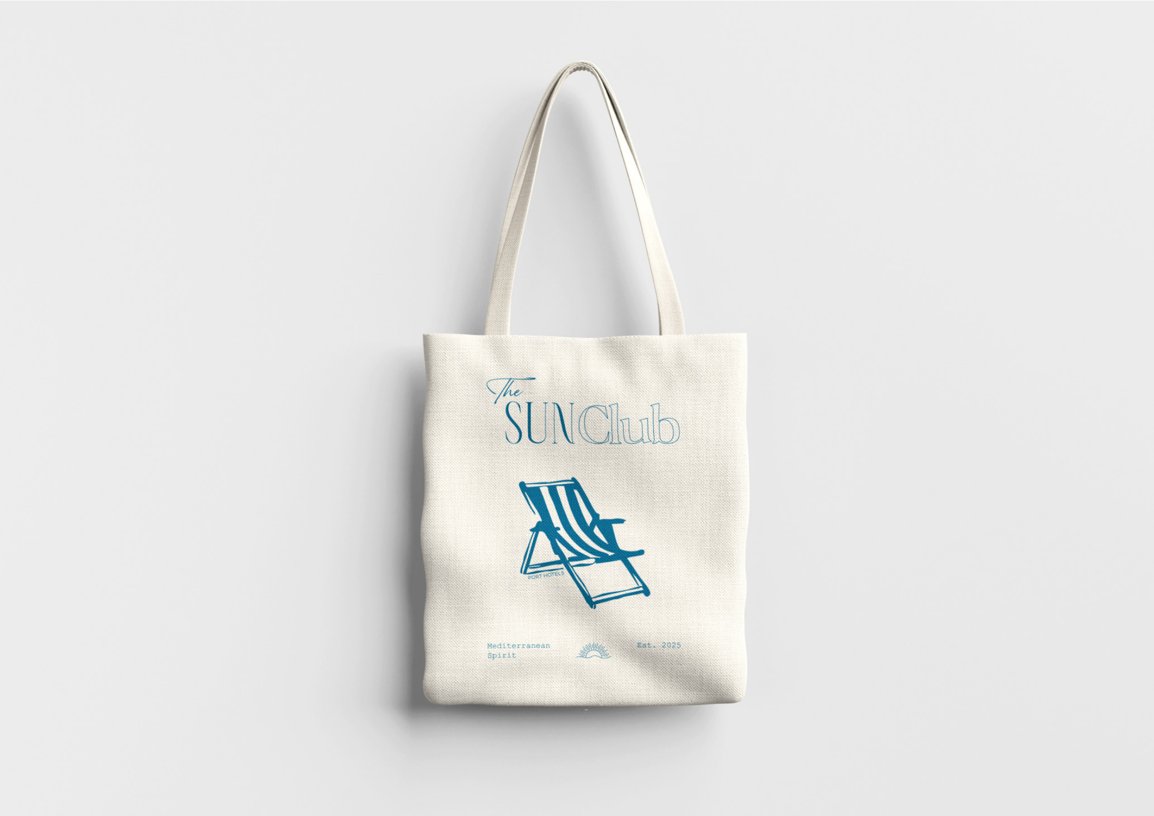 una bolsa blanca con una silla azul y las palabras " el club del sol "