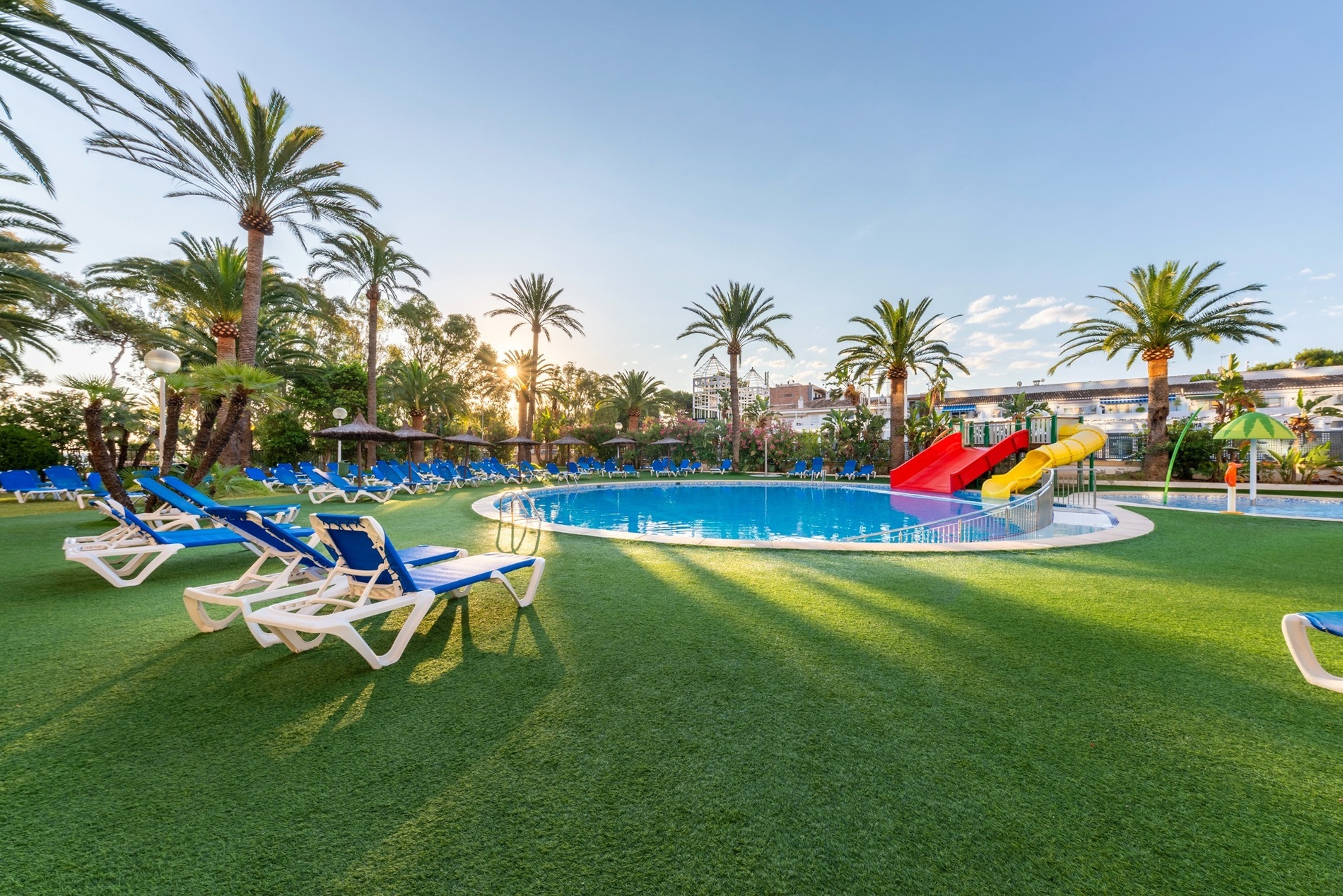 Port Hotels Corporativa : Piscine avec toboggans et chaises longues.