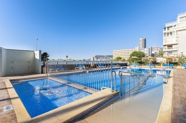 una piscina llena de sillas azules y escaleras