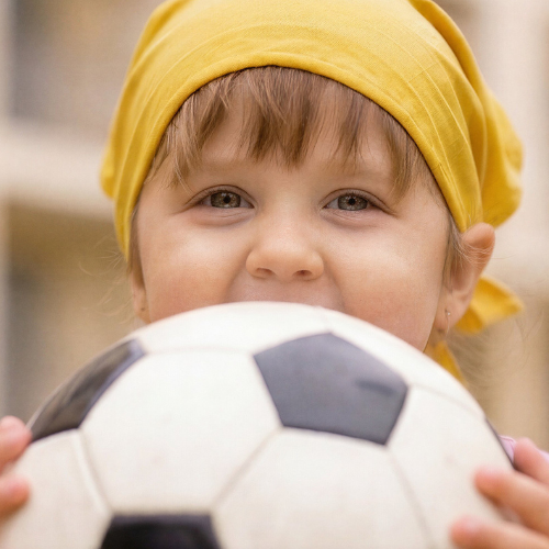 a bunch of bracelets with niños con cancer written on them