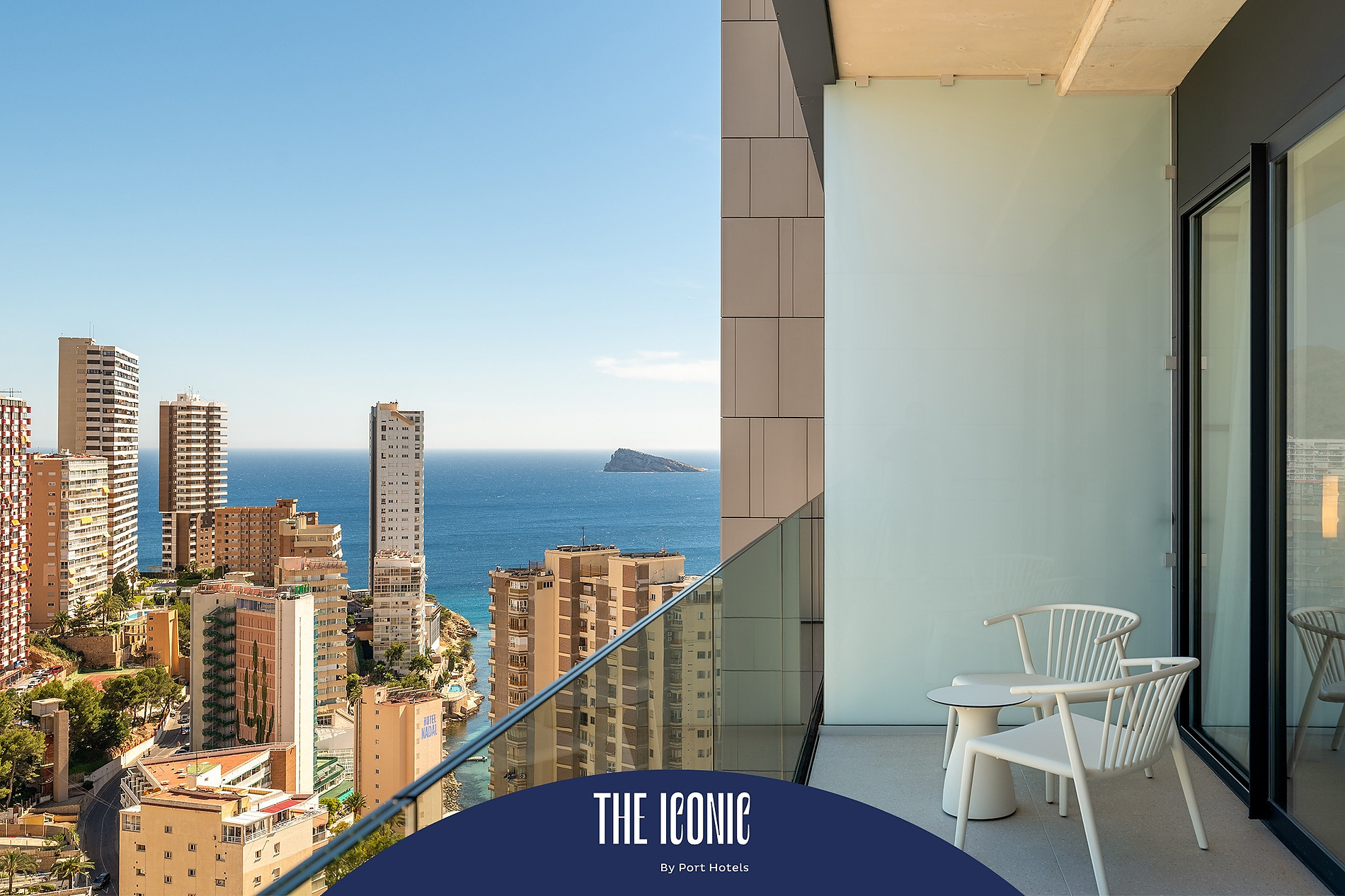 Port Hotels: Corporativa: Terraza con vistas al mar y ##KEYWORD##, dos sillas blancas y mesa.