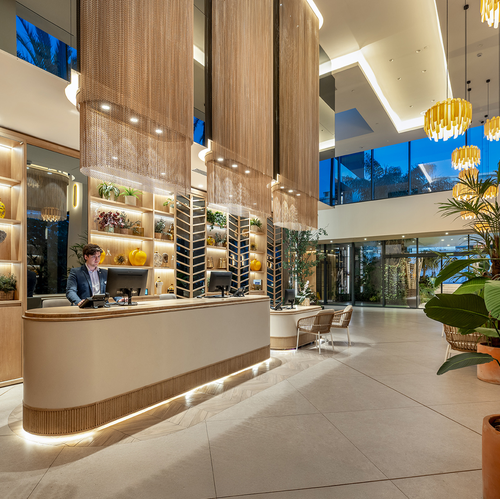 un hombre se sienta en la recepción de un hotel