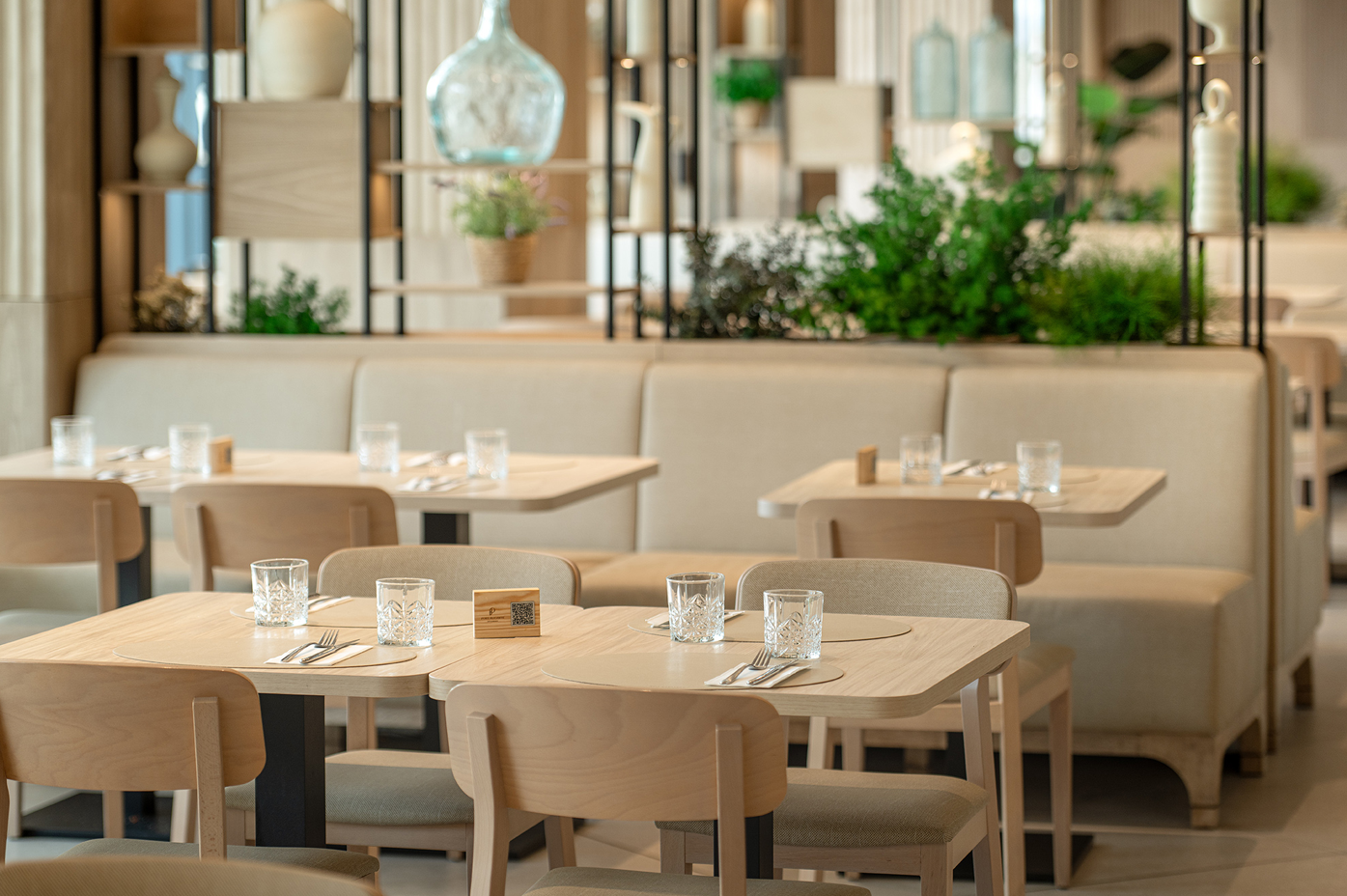 un restaurante vacío con mesas y sillas de madera