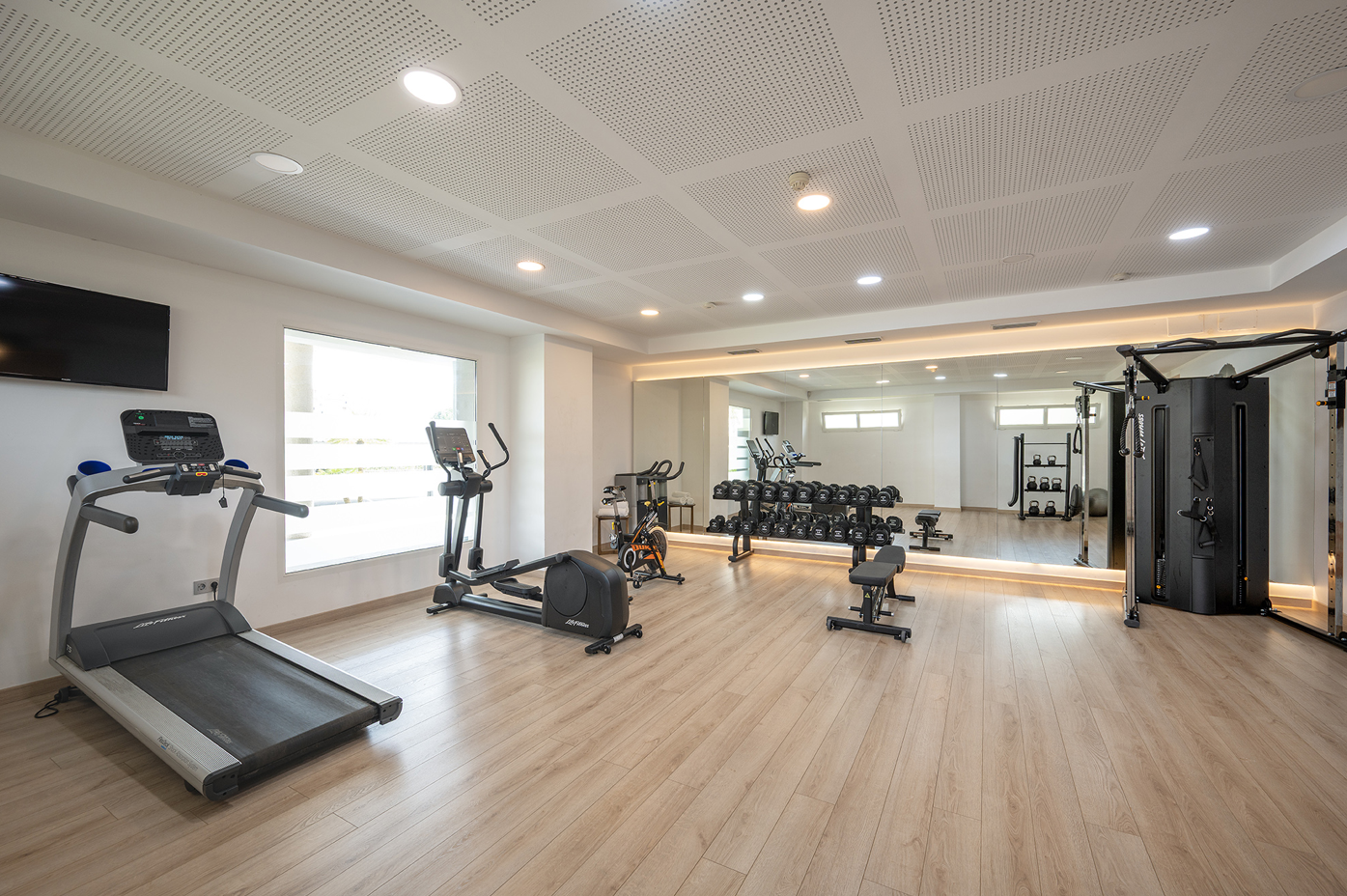 una cinta de correr y una bicicleta están en un gimnasio