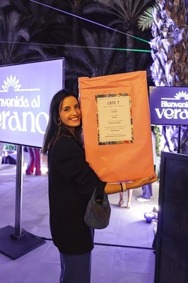 a woman is holding a package that says lote 7 - 