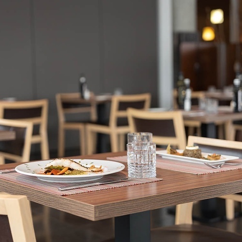 una mesa en un restaurante con un plato de comida encima