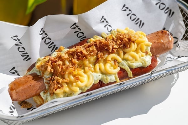 una hamburguesa y papas fritas están envueltos en papel mola