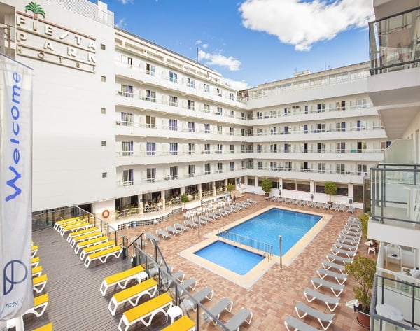 Hotel Fiestapark: Piscina e espreguiçadeiras, perfeito para estadias corporativas.