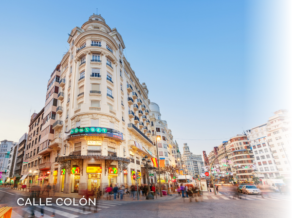 una torre de la iglesia está rodeada de árboles y edificios