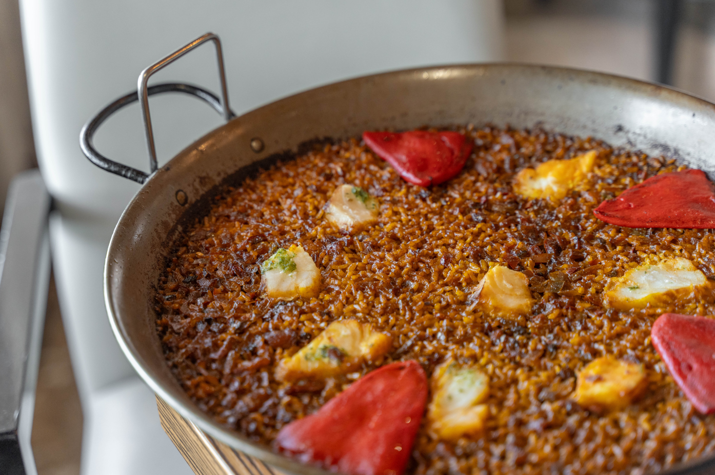 un restaurante lleno de mesas y sillas con un suelo de mármol