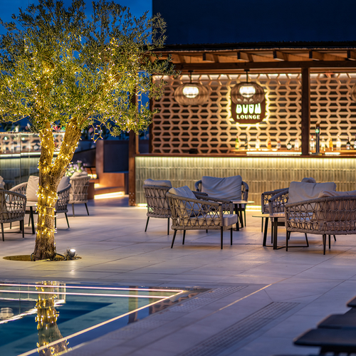 un bar con la palabra duba lounge en la pared