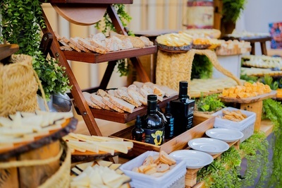una mesa de comida con una botella de aceite de oliva - 