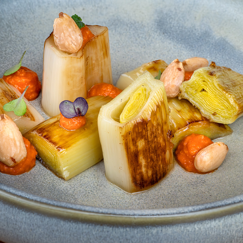 un primer plano de un plato de comida con verduras y salsas