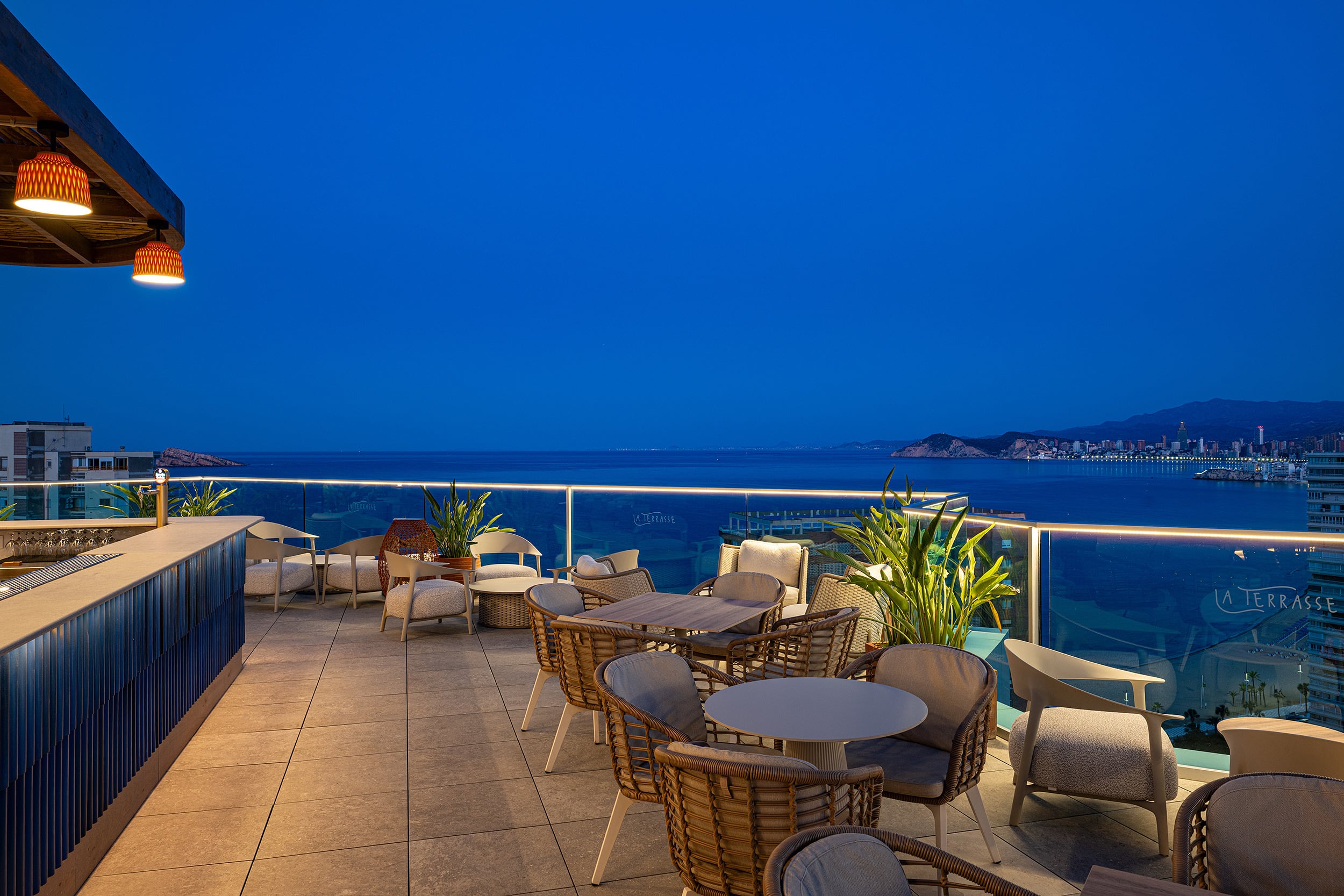 Terraza de Port Hotels: Corporativa con vistas al mar, mesas y asientos cómodos.