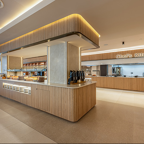 Bufé de desayuno enPort Hotels: Corporativa con una elegante barra de madera, platos apilados y la señal 