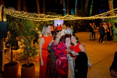 un grupo de mujeres tomando un selfie en una fiesta - 