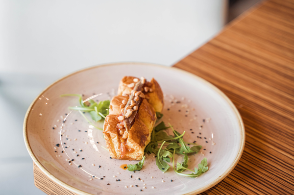 un restaurante lleno de mesas y sillas con un suelo de mármol