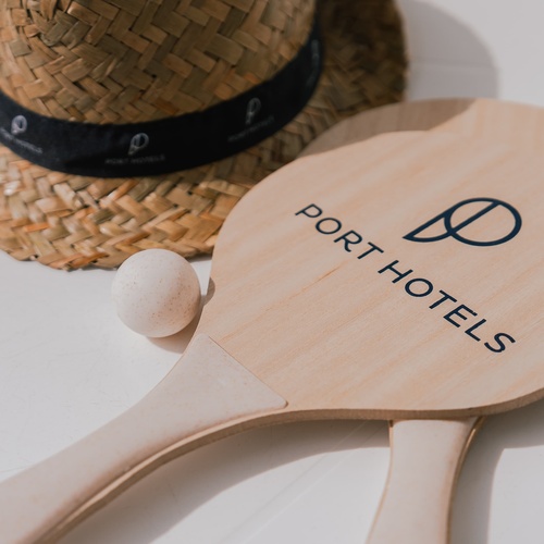 dos raquetas de madera con el logotipo de los hoteles port