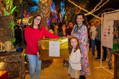 una mujer y una niña sostienen una caja que dice lista 1 - 