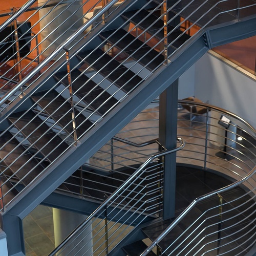 una escalera de acero inoxidable en un edificio