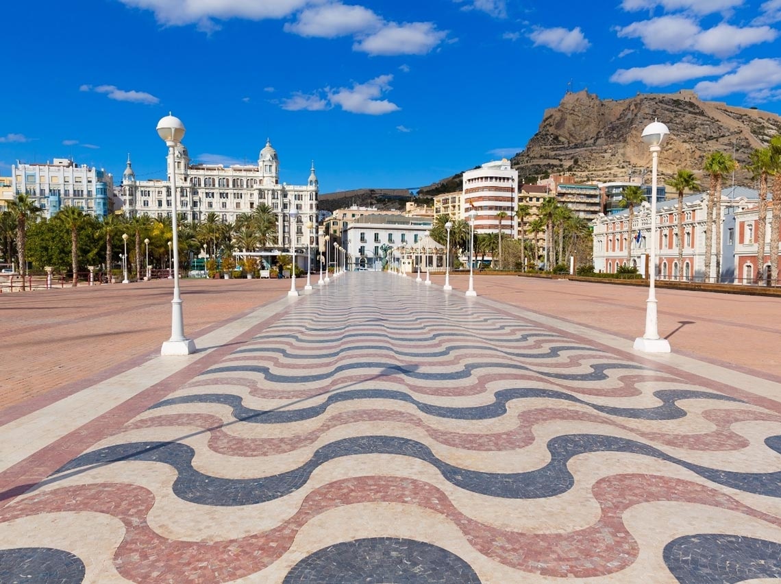 Promenade ondulée devant des hôtels de Port Hôtels: Corporativa, vue sur la ville et le château.